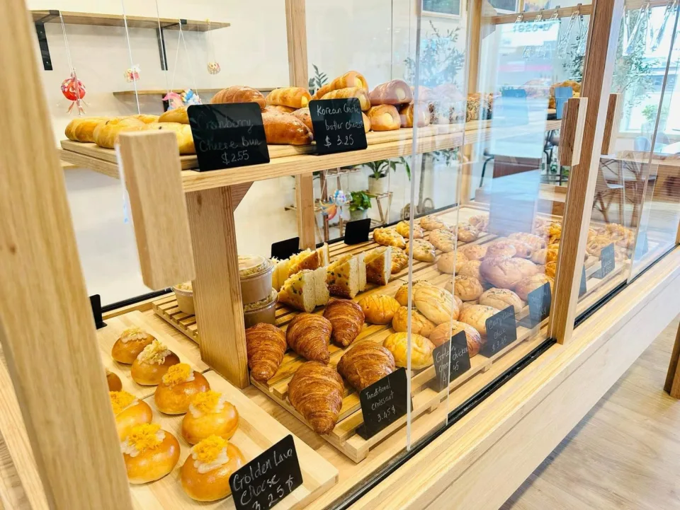 Bánh mì que giòn rụm, nhân pate tự làm